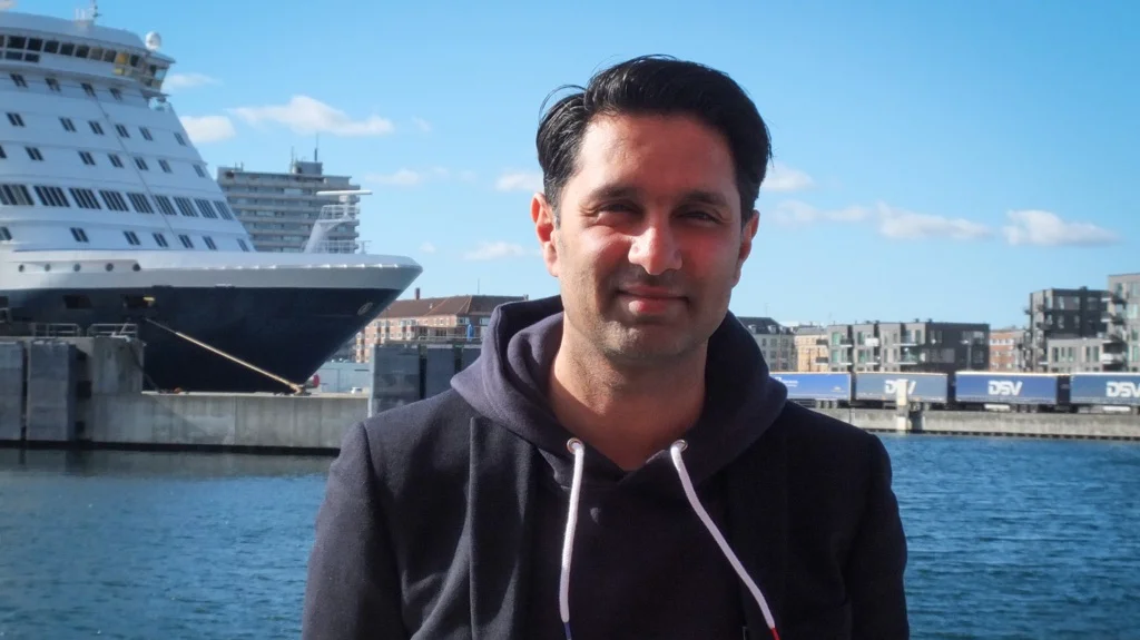 In deep waters with the mobile phone: Imran Rashid shows a path towards healthy digital habits